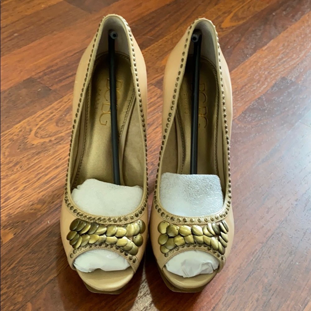 BCBG Paris Laney Dk Cream Platform Heels Size 8M